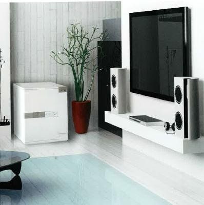 una sala con un tv al muro e una cassaforte di color bianco