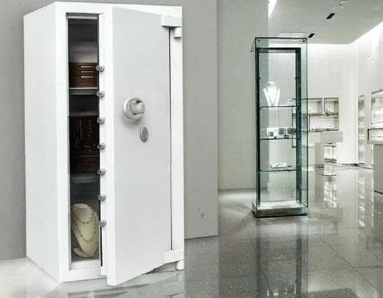una cassaforte armadio con dentro i gioielli