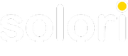 Un logo bianco con un sole giallo al centro.