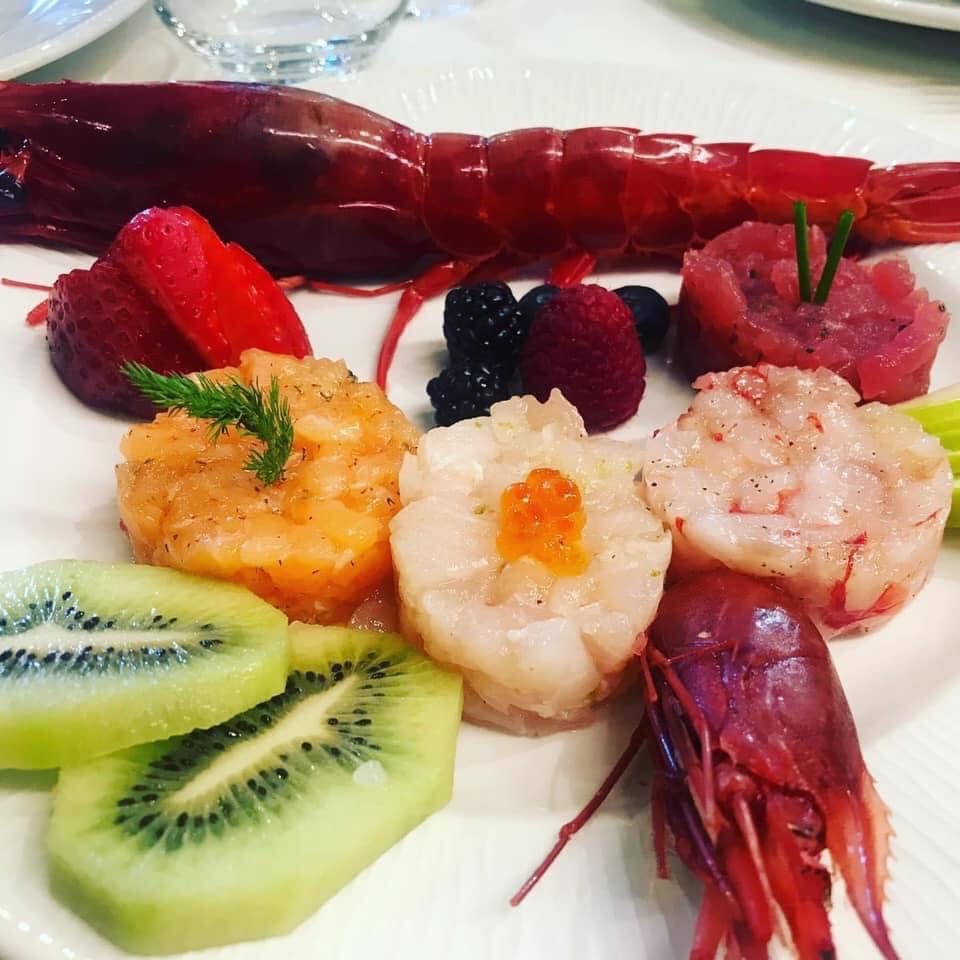 Specialità di pesce con frutta