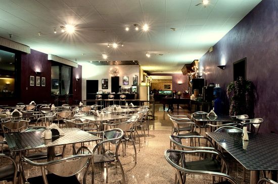 Sala colazione con tavoli di un hotel