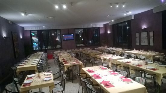 Sala colazione con tavoli di un albergo