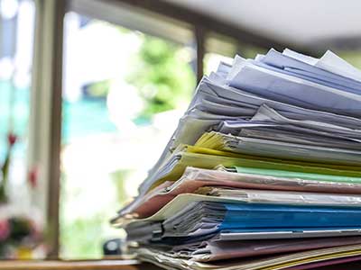 dei raccoglitori con dei documenti