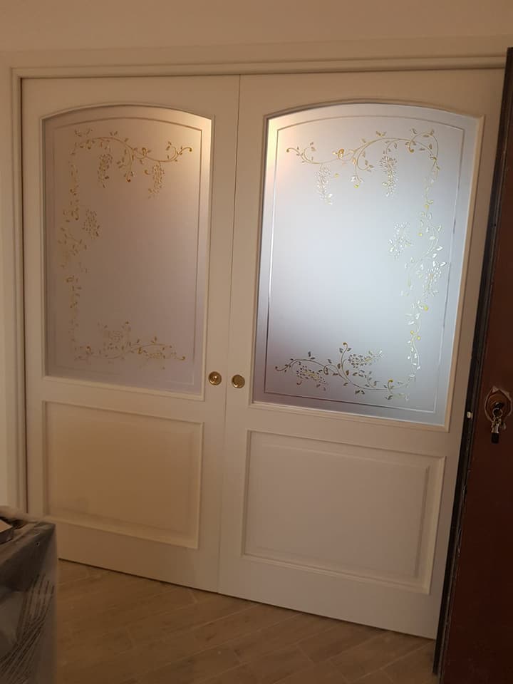 porta a due ante in vetro con decorazioni