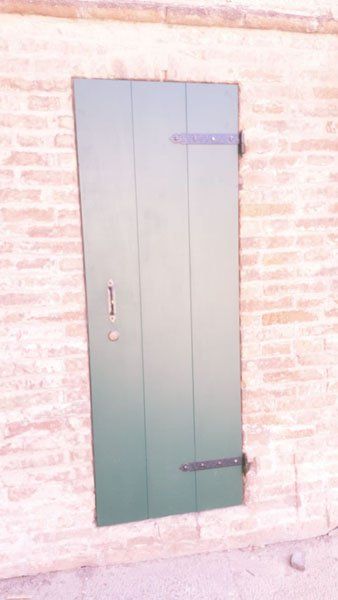 porta in legno massello verde
