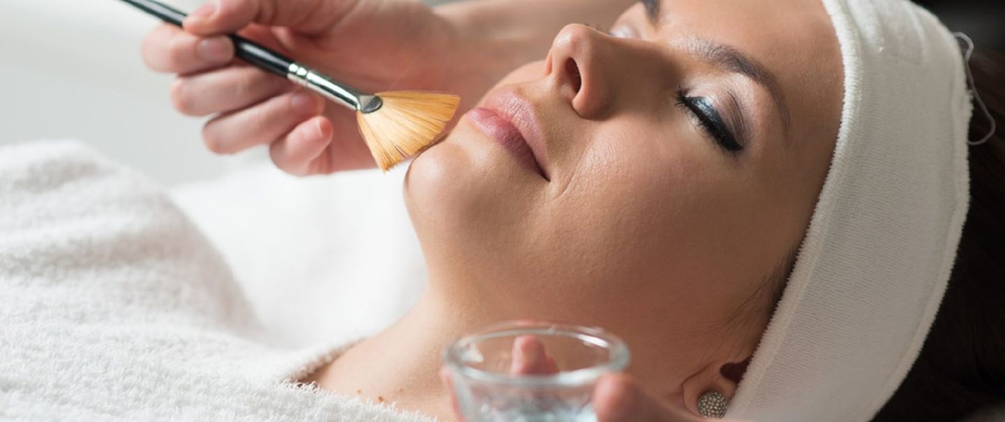 Eine Frau bekommt in einem Spa eine Gesichtsbehandlung.