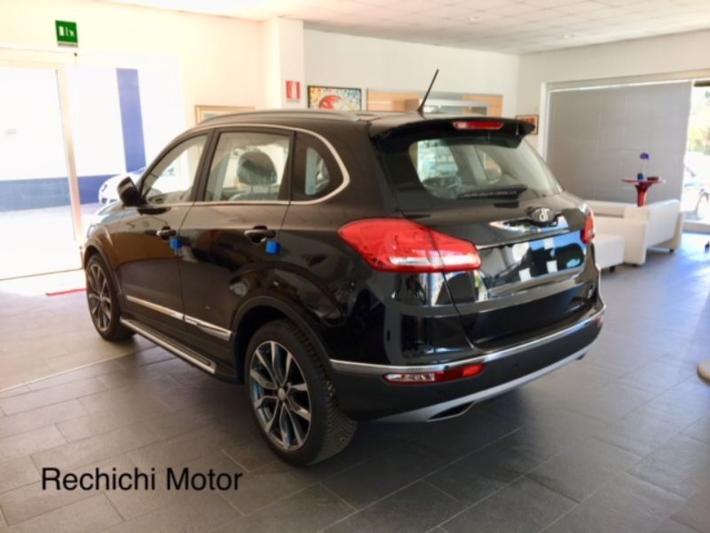 parte posteriore auto nera