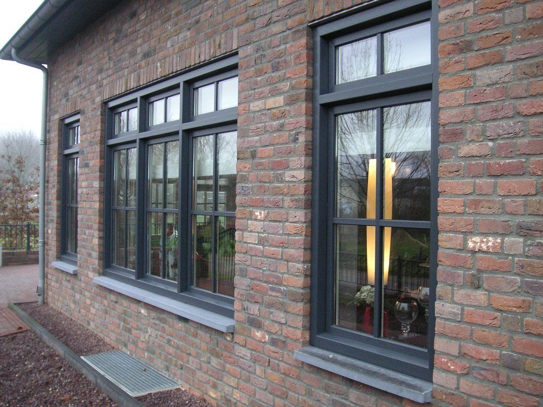 Een bakstenen gebouw met veel ramen