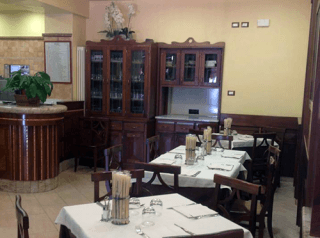 Tavoli apparecchiati in un ristorante