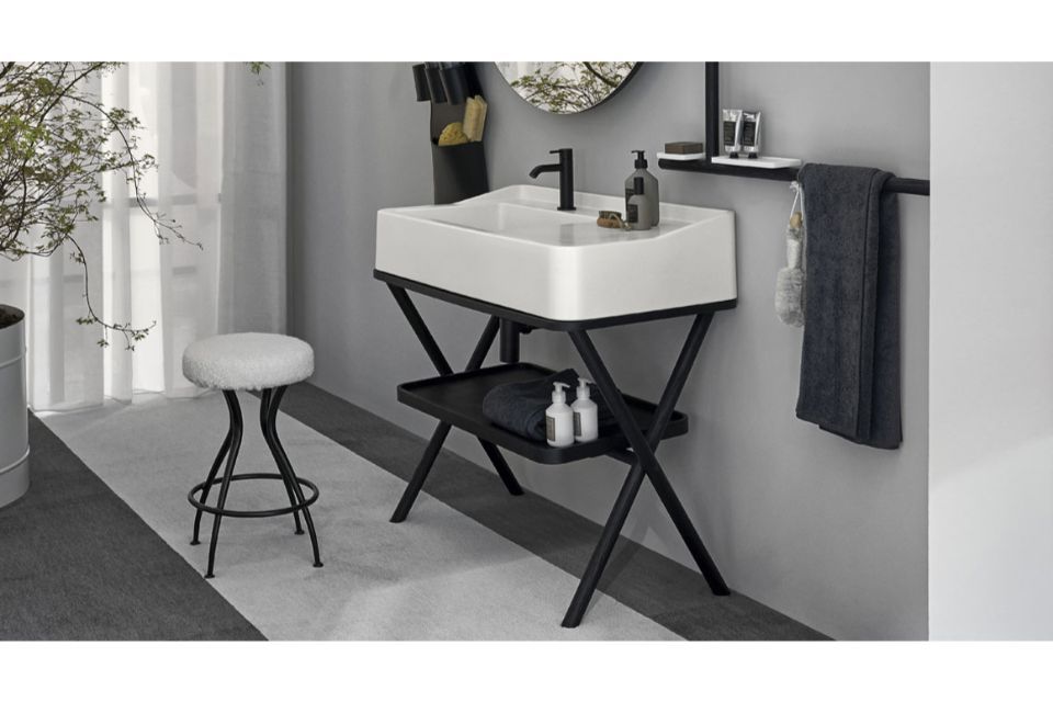 lavabo sospeso da appoggio con struttura in metallo