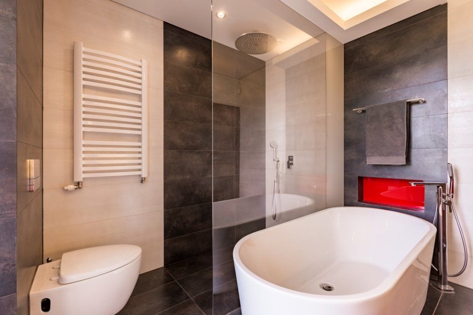 bagno con doccia doppia e vasca freestanding