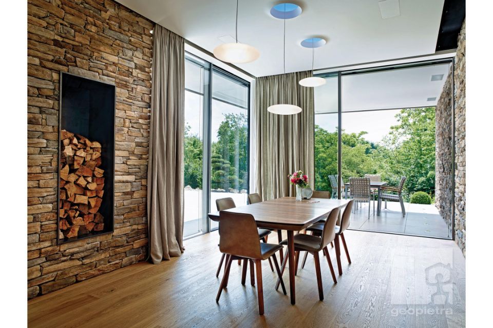 rivestimento in pietra naturale e parquet