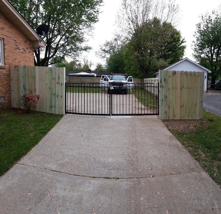 Custom gated fence in Nashville TN