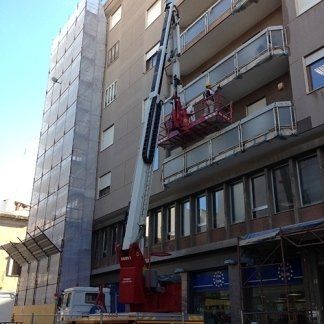Mezzi all'opera per ripristino di una facciata