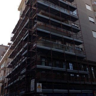 Montaggio dell'impalcatura per un'opera di ristrutturazione