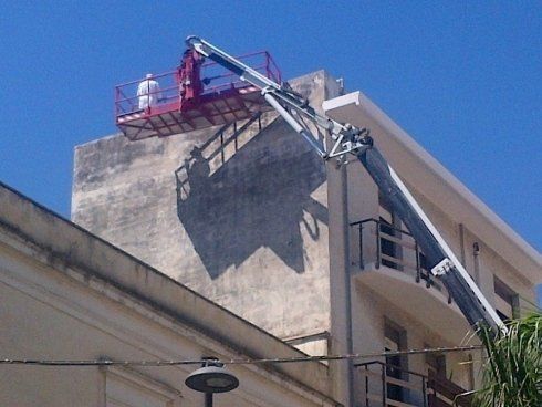 Operaio su piattaforma aerea