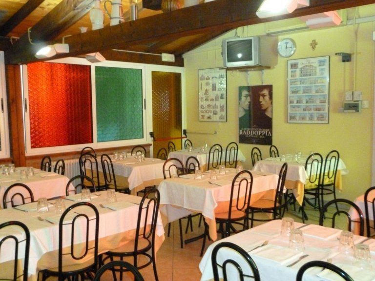 Room with tables restaurant pizzeria