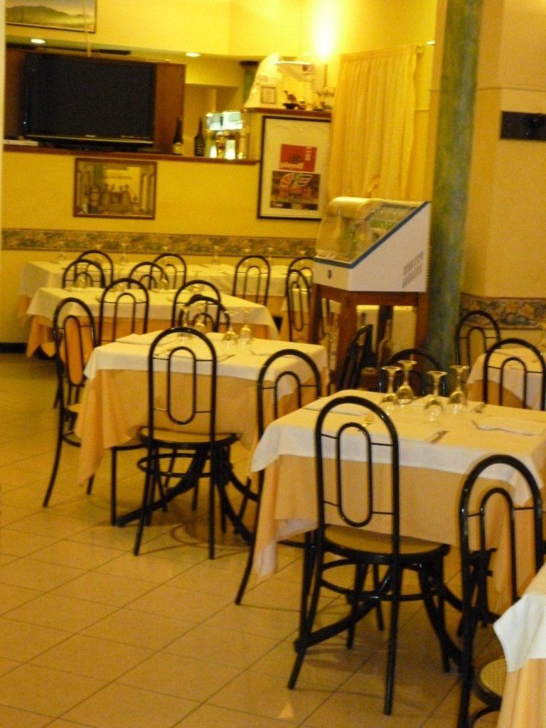 Restaurant and pizzeria tables