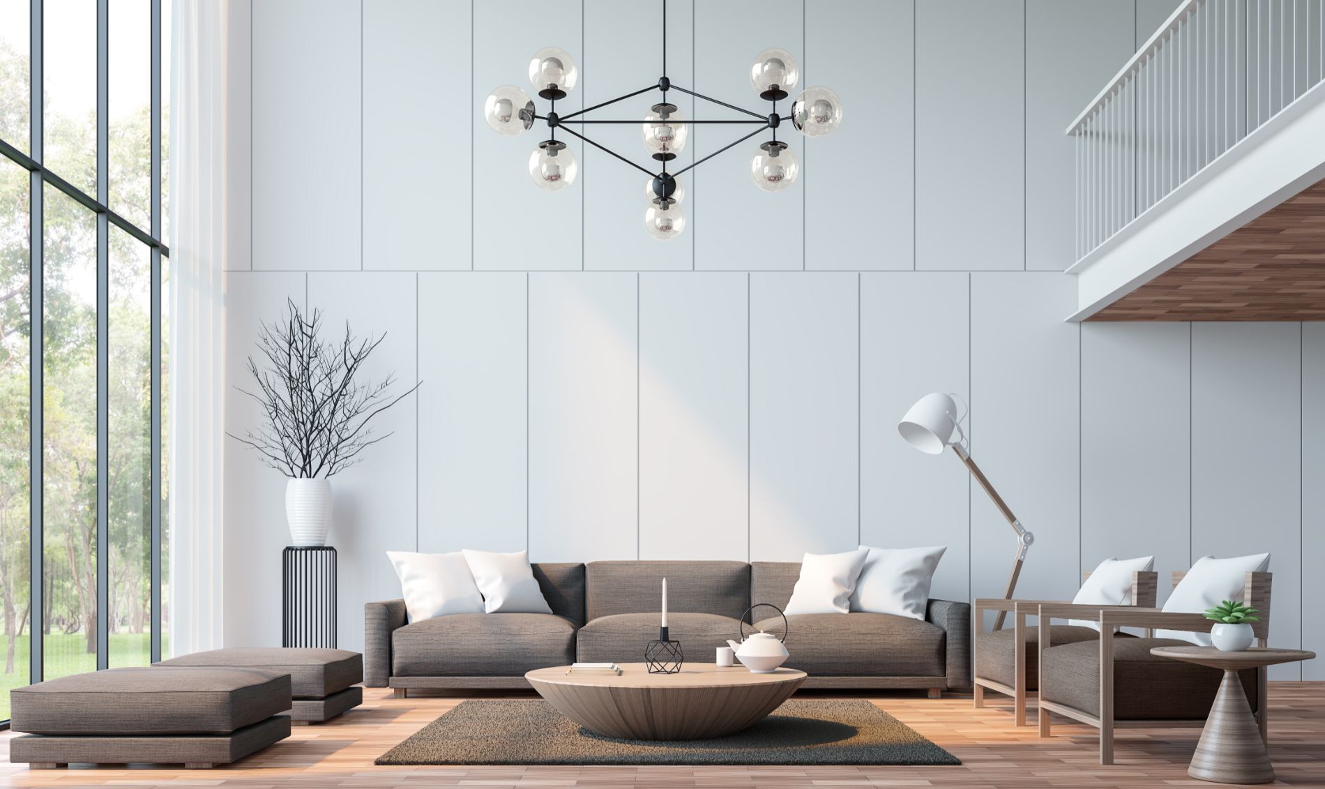 Soggiorno moderno con divano marrone, tappeto e ampie finestre. Lampadario sospeso in alto.