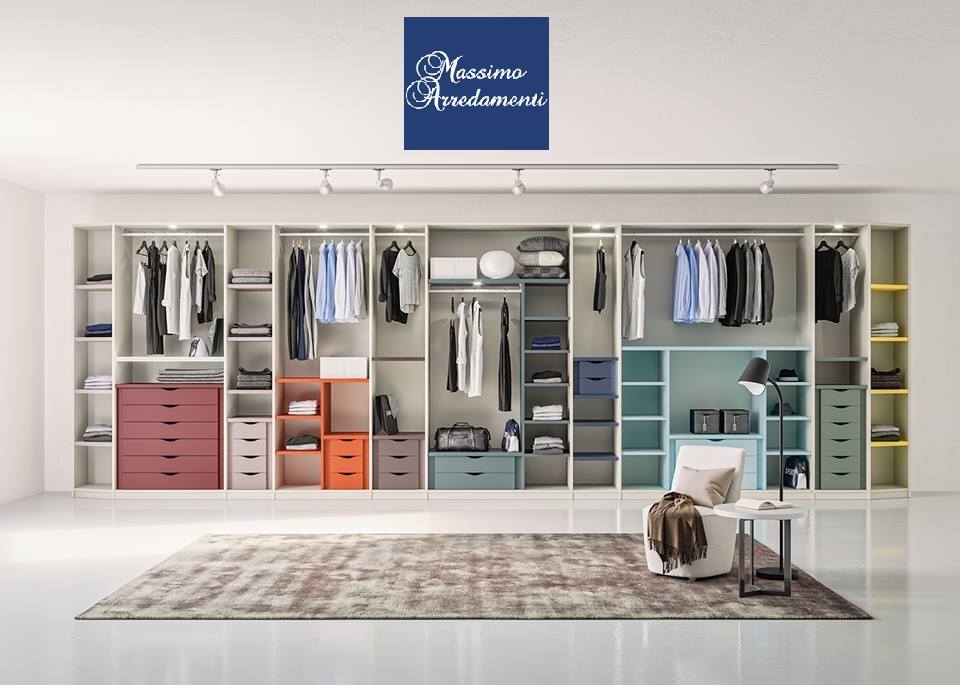 Moderna cabina armadio con vestiti organizzati, ripiani e cassetti in vari colori, con tappeto e poltrona.