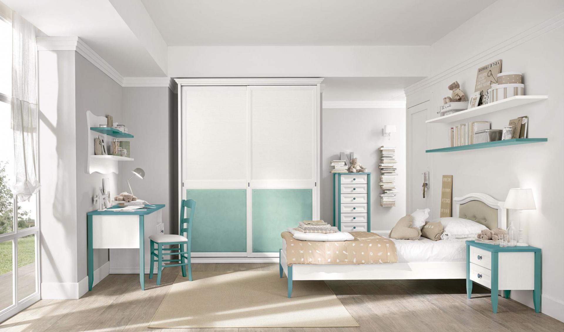 Camera da letto con mobili bianchi e verde acqua, tra cui scrivania, letto, armadio e scaffali.
