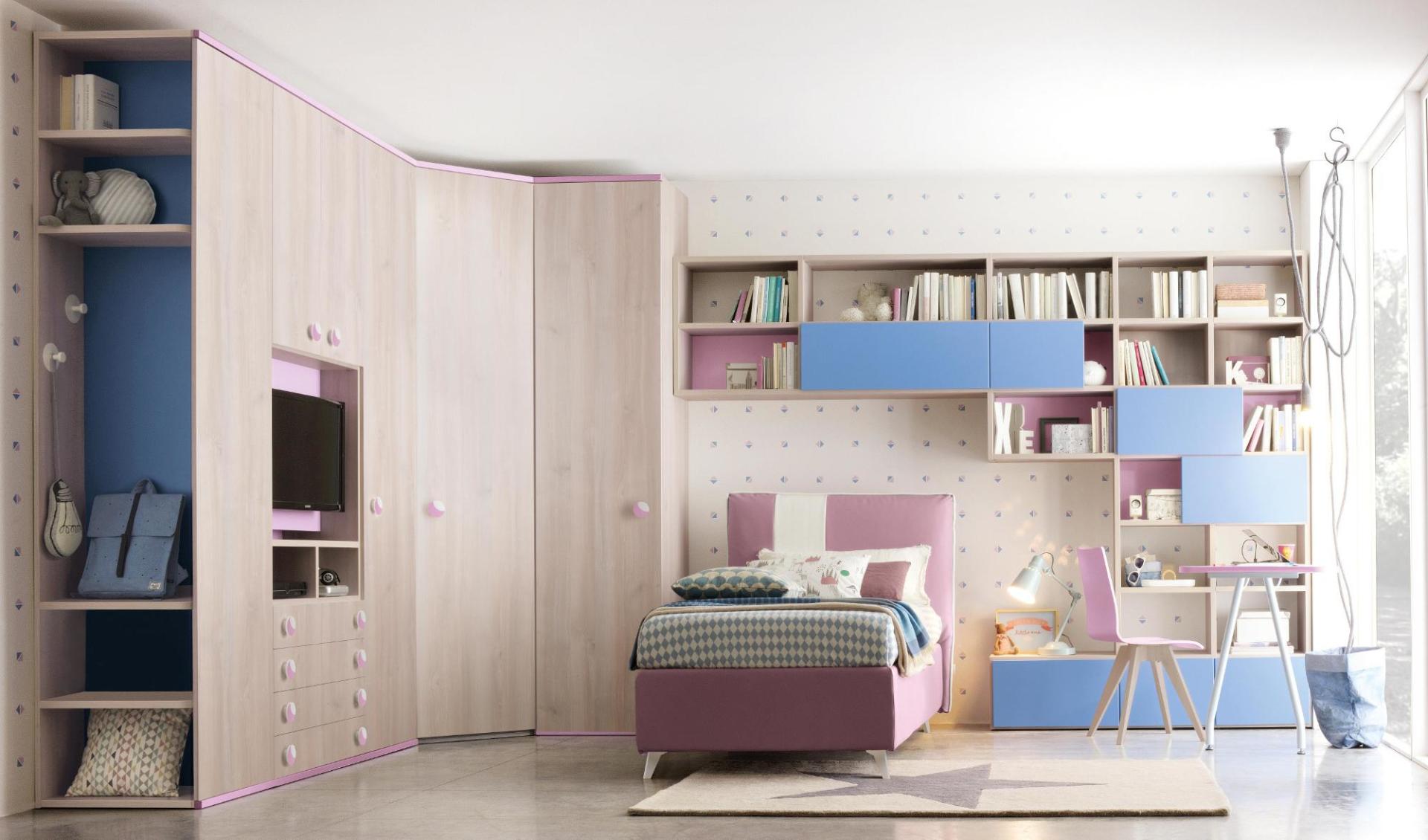 Camera da letto con legno chiaro e dettagli blu/rosa, armadi a muro, letto, scaffali.