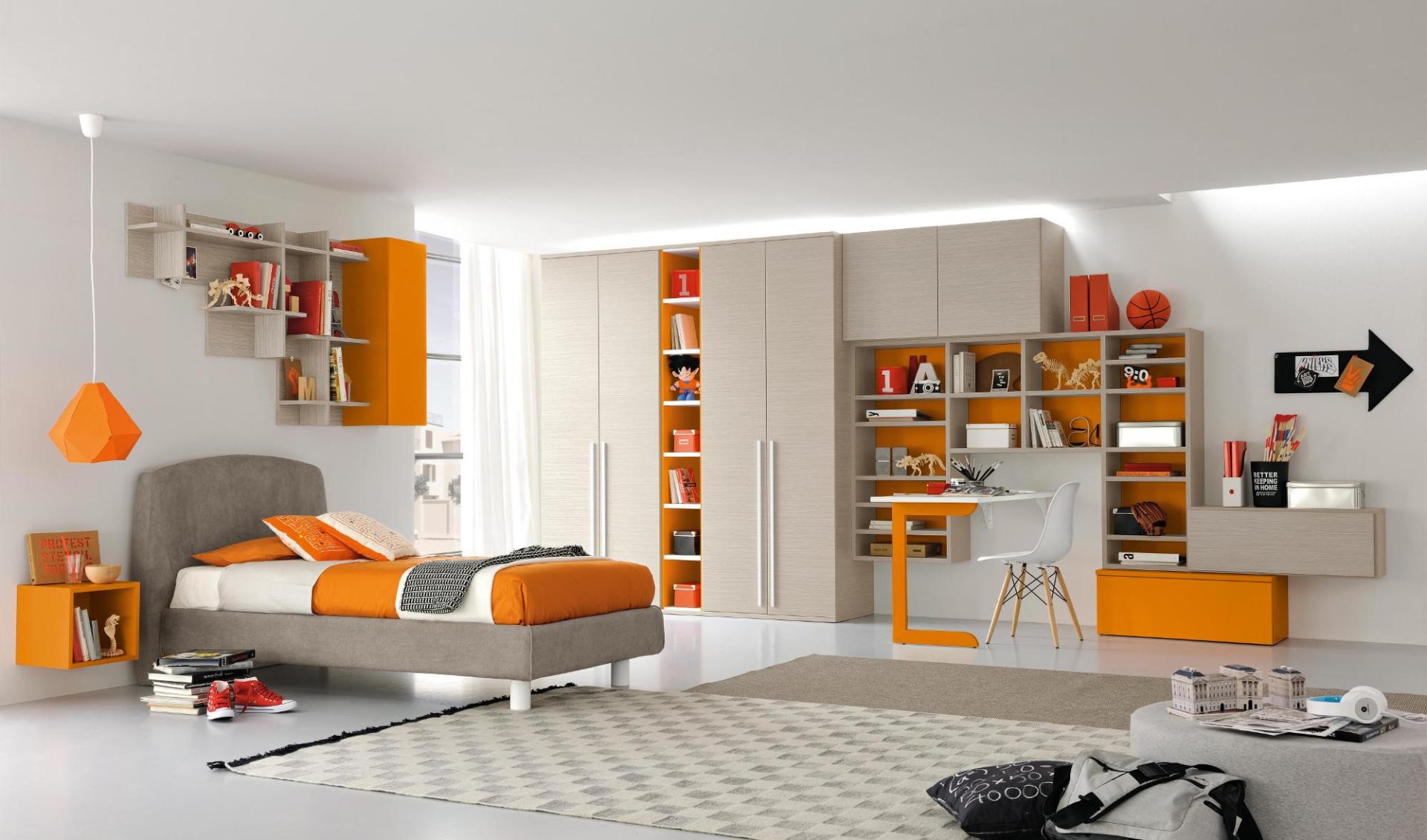 Camera da letto moderna con letto grigio, dettagli arancioni, scaffali integrati, scrivania e ampio armadio.