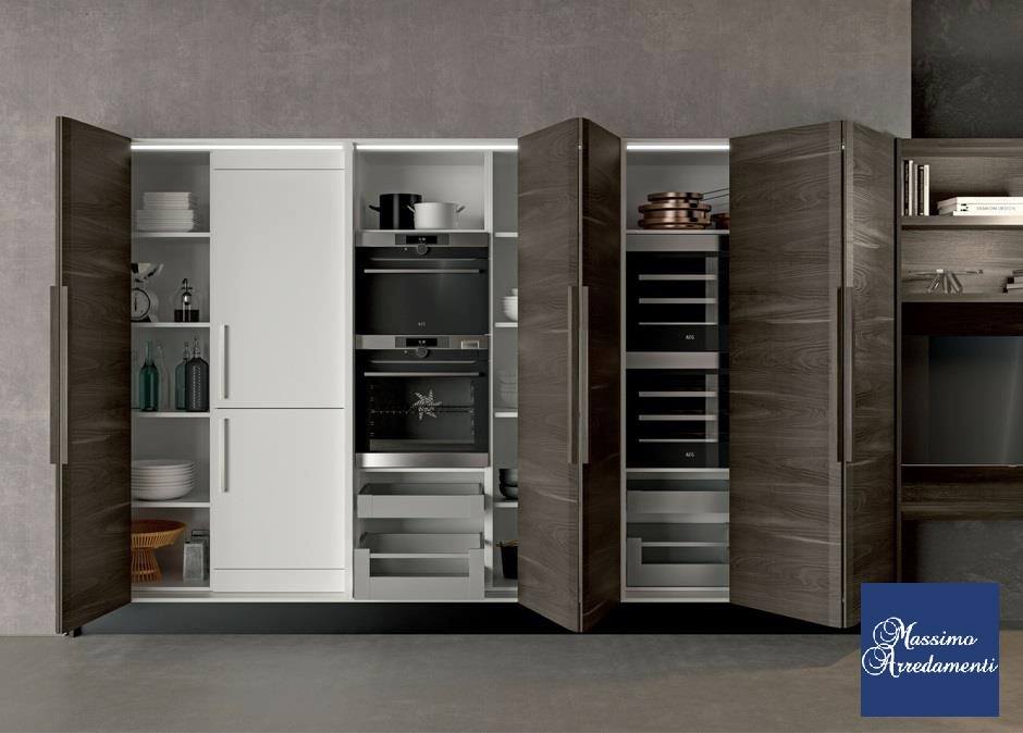 Moderni mobili da cucina con ante aperte, che mettono in mostra elettrodomestici e ripiani integrati. Toni del grigio e del bianco.