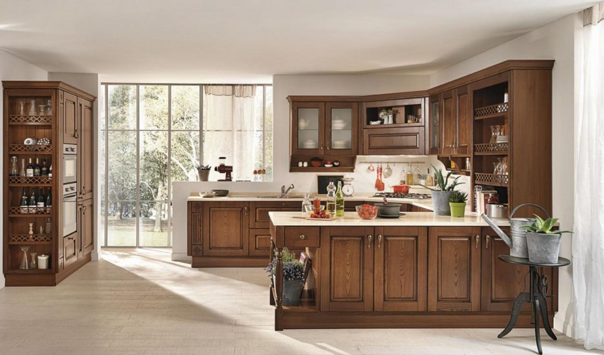 Cucina in legno con mobili, isola e ampia finestra.