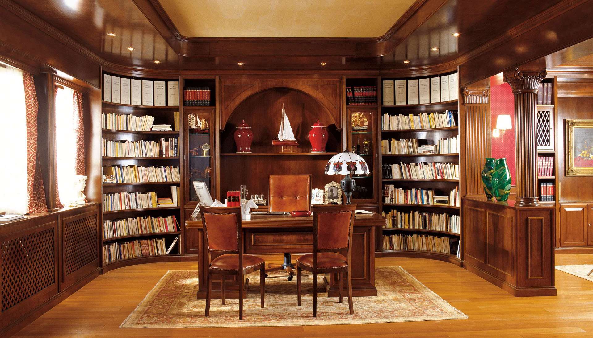 Lussuoso studio in legno con librerie, scrivania e decorazioni elaborate; illuminazione calda.