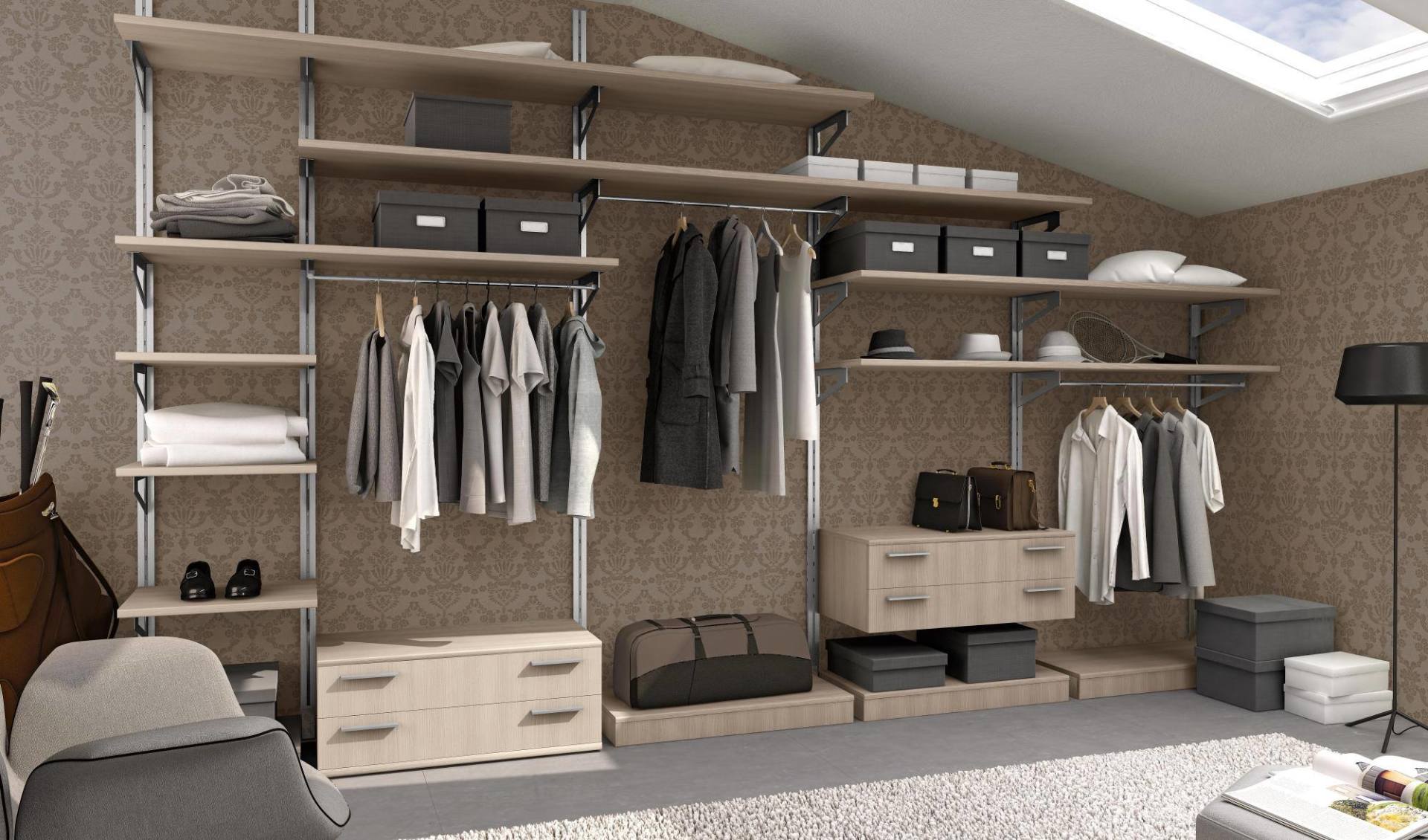 Armadio con ripiani in legno, appendiabiti, cassetti e contenitori. Soffitto spiovente e parete con texture beige.