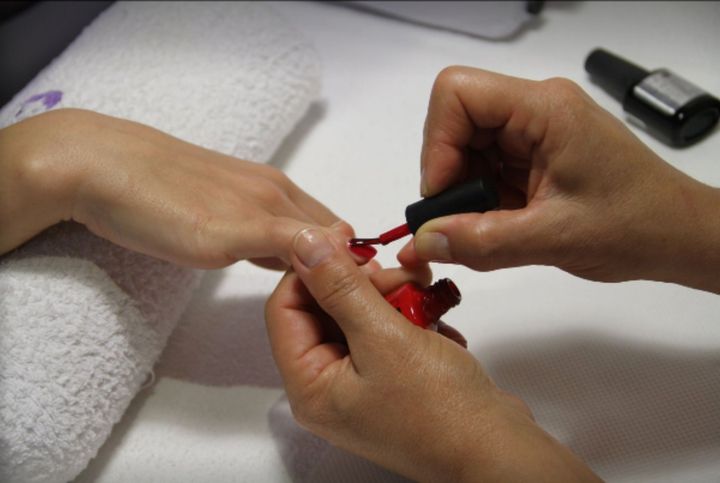 applicazione smalto per unghie