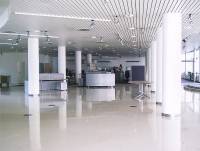 A large empty room with columns and a ceiling.