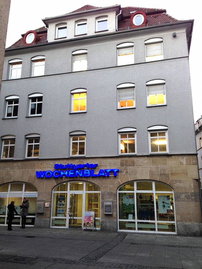 A building with a blue sign that says wochenblatty