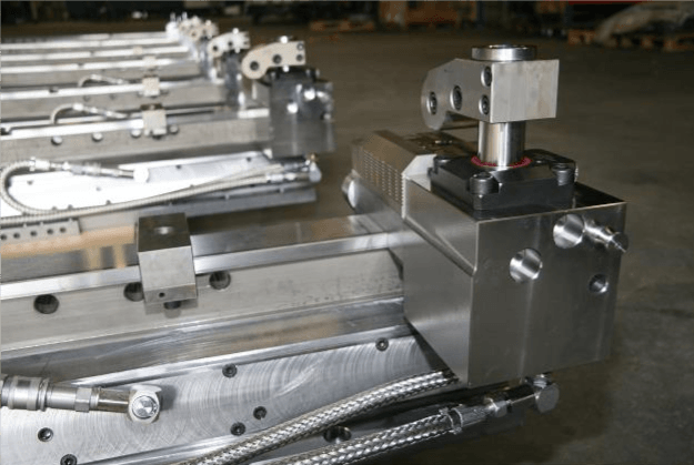 Hydraulisk skruestik med hydraulisk vippearm