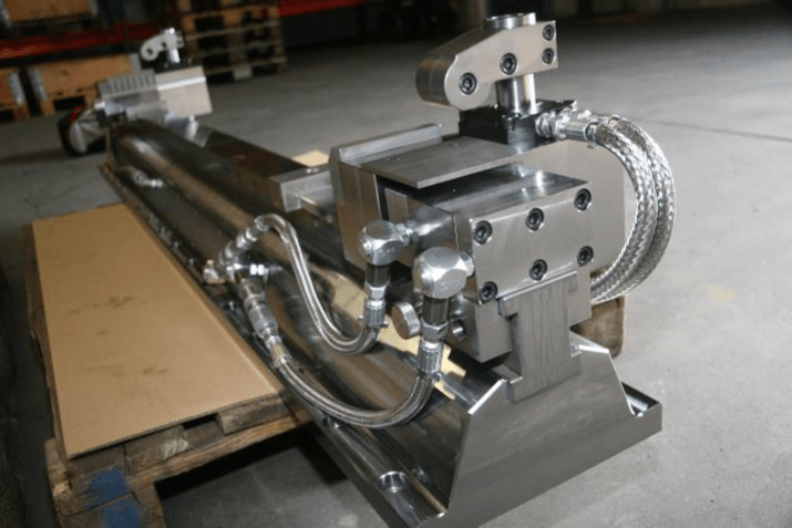 Hydraulisk skruestik med hydraulisk vippearm