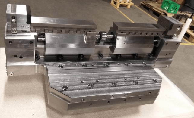 Hydraulisk centerspænder med vandring på 800 mm. For robot/automation