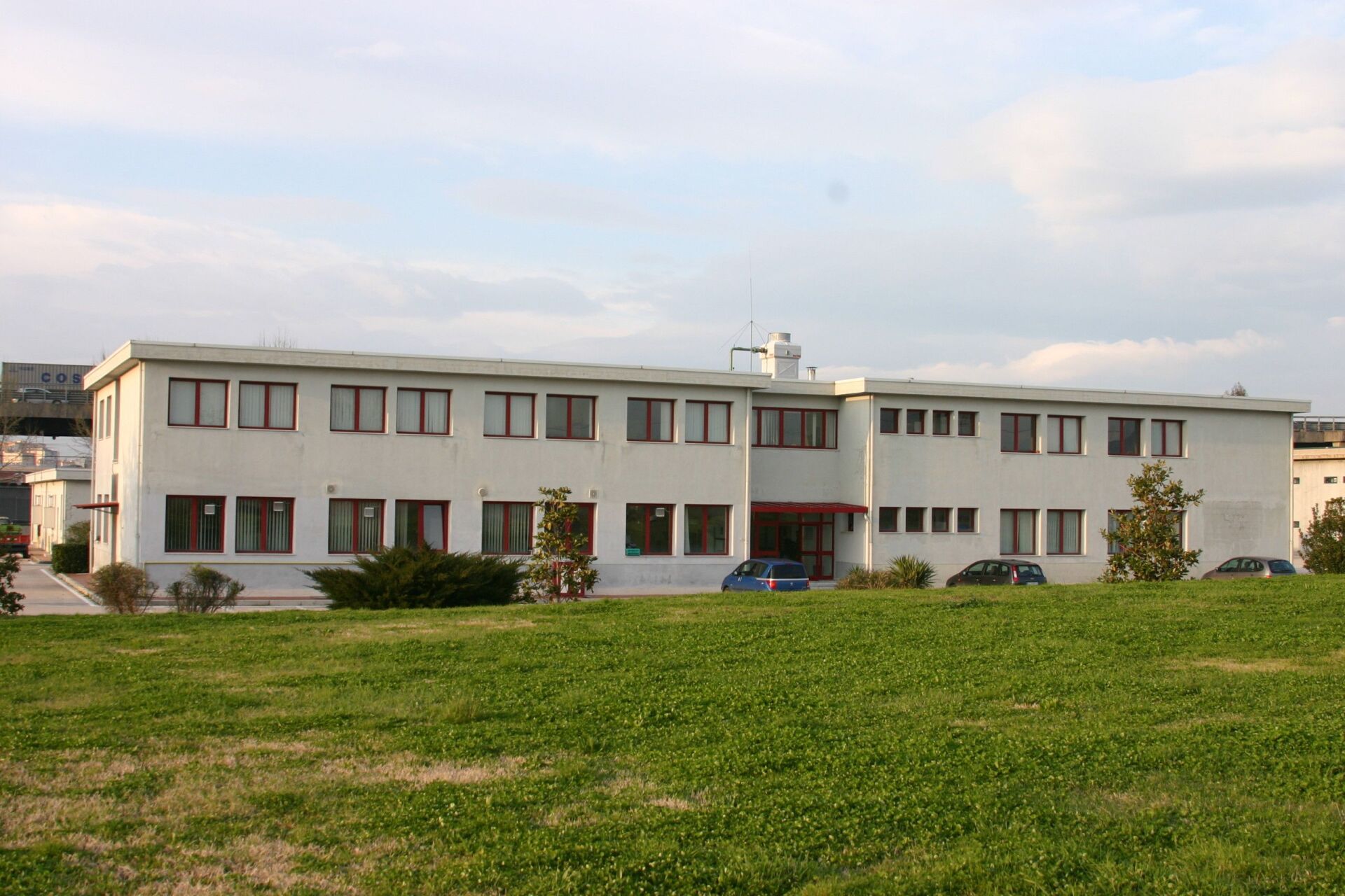 complesso industriale dopo interventi sui serramenti