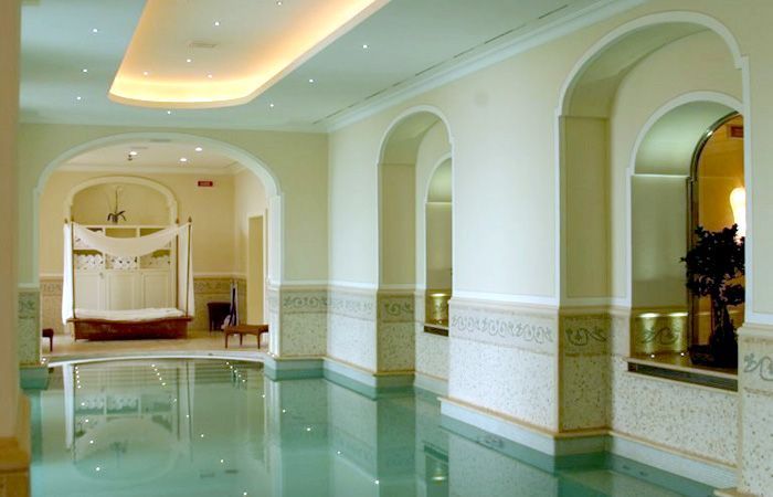 spa con vetrate