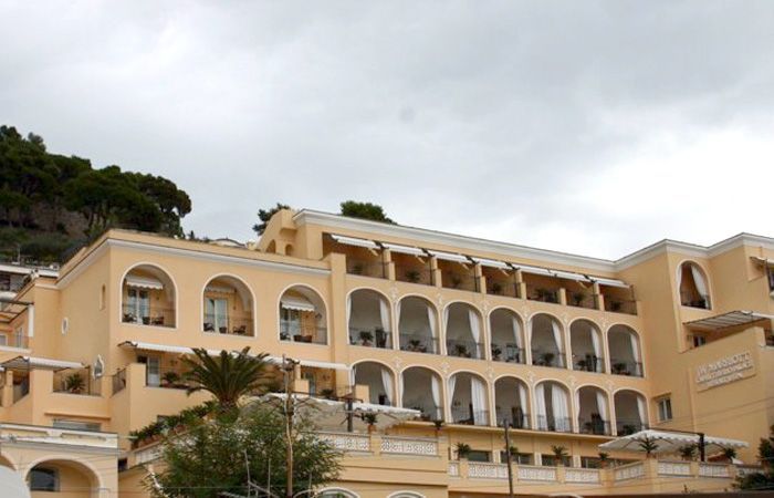albergo con serramenti in alluminio