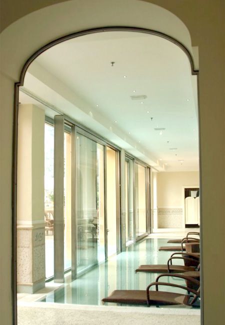 ingresso edificio con porta scorrevole