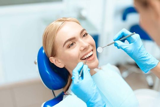 paziente visitata da un dentista
