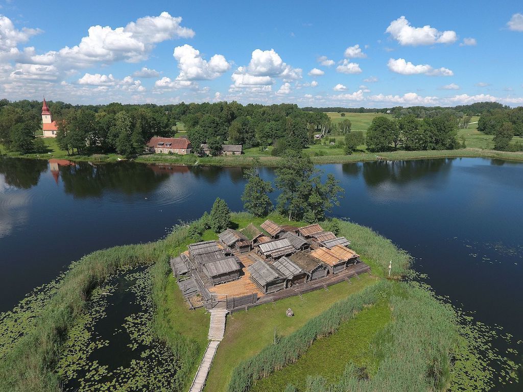 Araisi Lake Castle