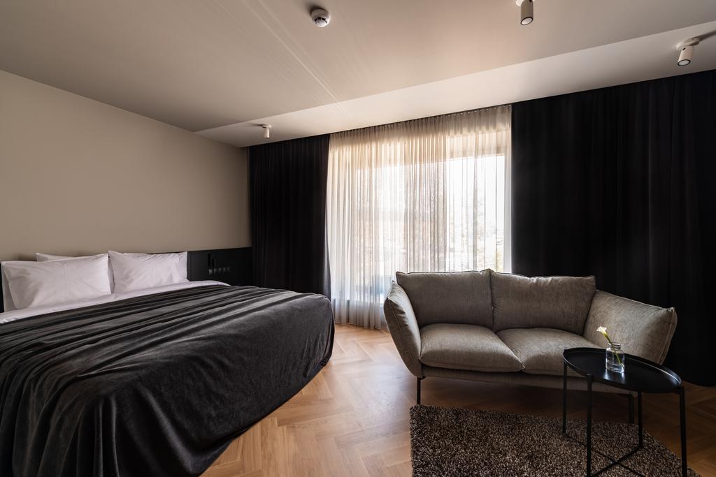 Deluxe King room  with city view 7
