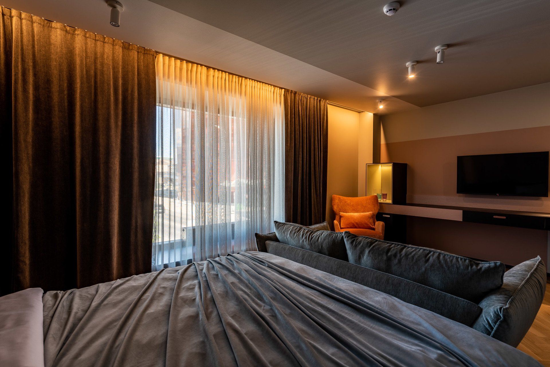 Deluxe King room  with city view 2