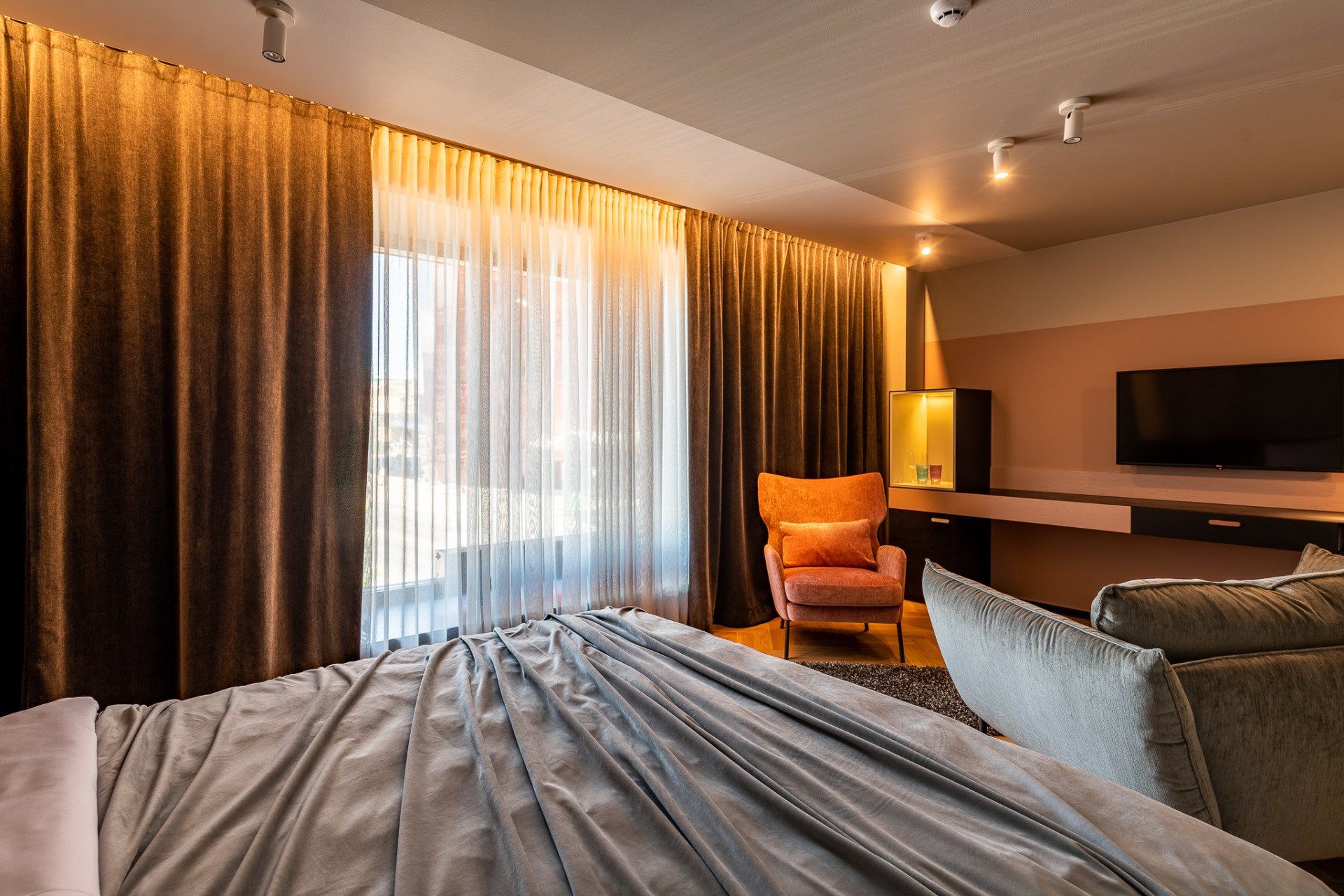 Deluxe King room  with city view 8