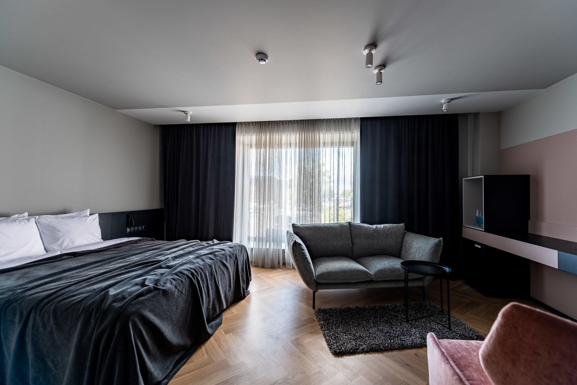 Deluxe King room  with city view 4