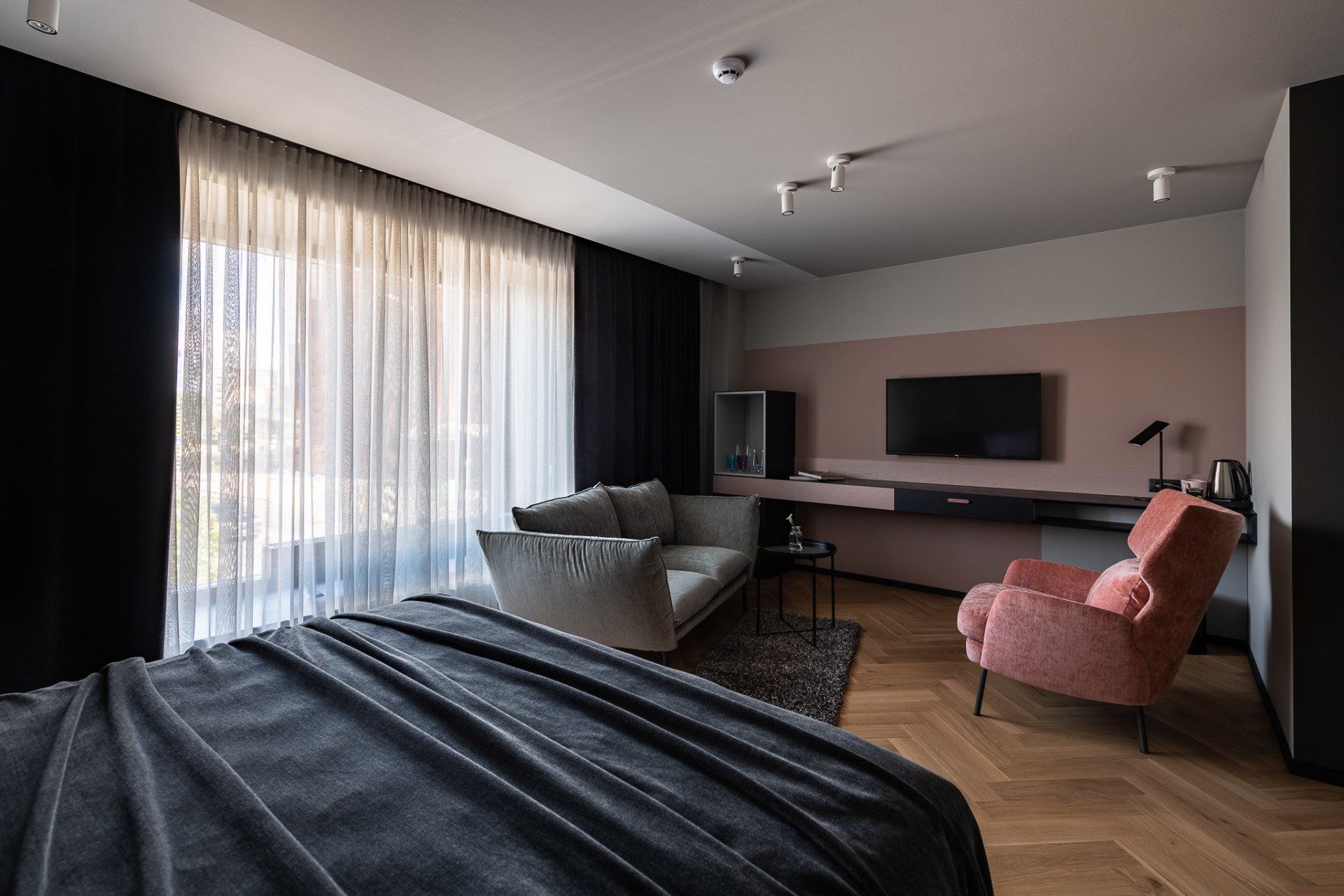 Deluxe King room  with city view 9