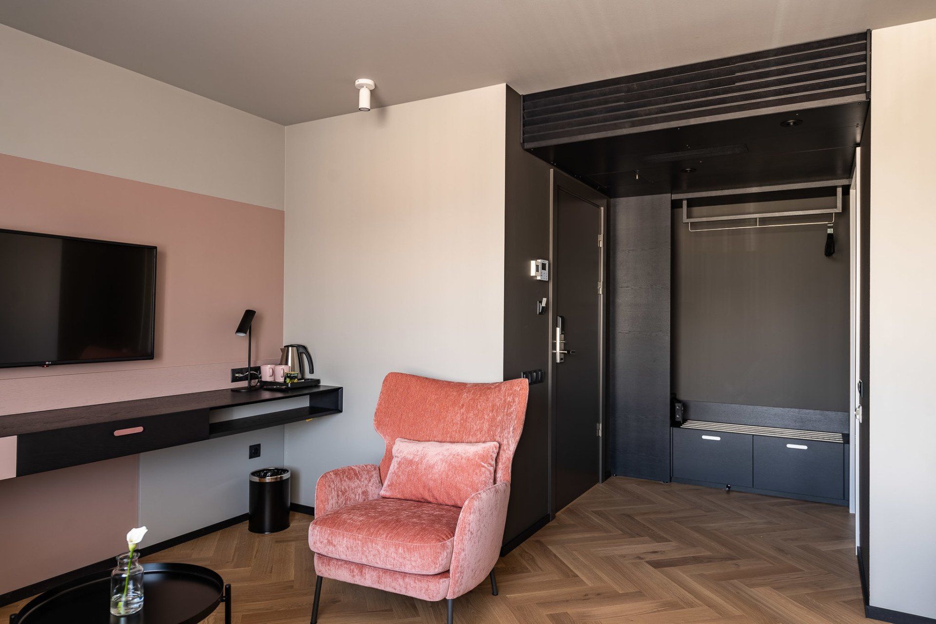 Deluxe King room  with city view 3