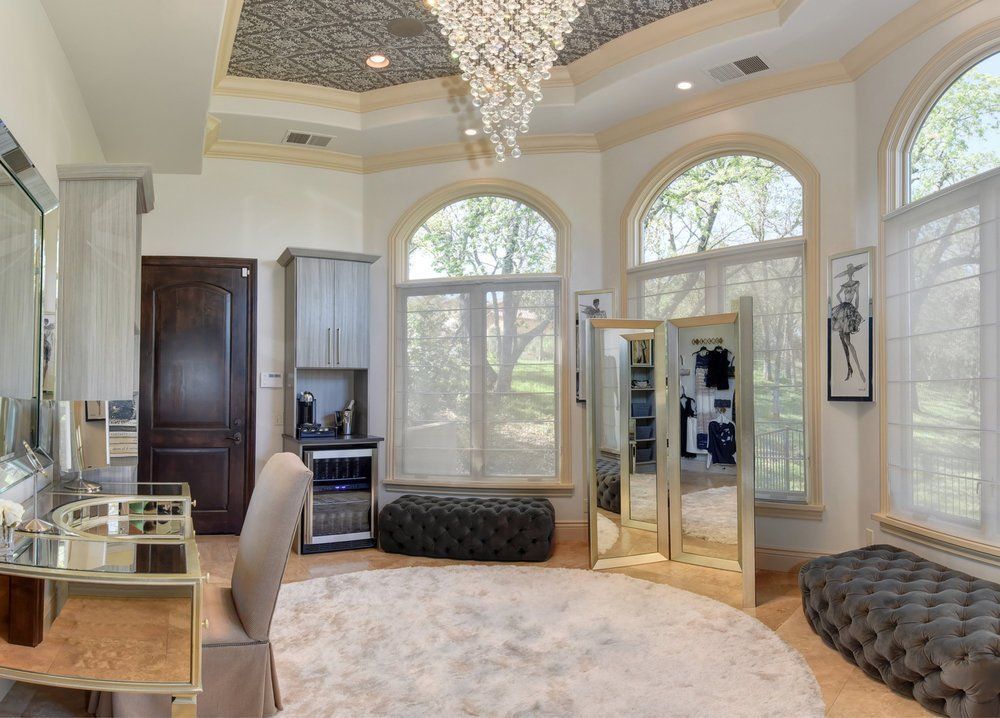 A living room with a chandelier hanging from the ceiling